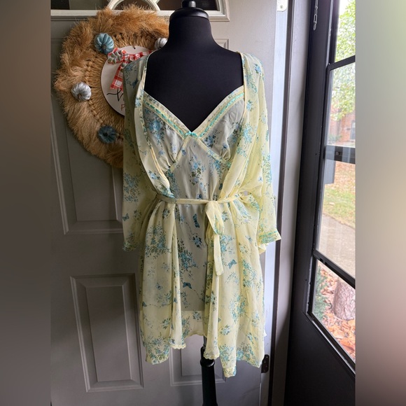 Secret Treasures Other - Vintage Secret Treasures butterfly garden ribbon trim slip robe set, size large